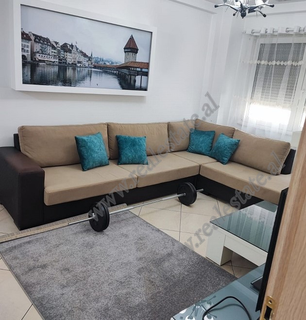 Apartament me qira ne rrugen Fadil Rada ne Tirane.
Ndodhet ne nje pallat te ri te ndertuar ne vitet